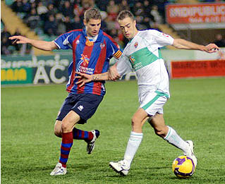 Dani Benítez, jugador del Elche, en un partido ante el Levante Dani Benítez, jugador del Elche, en un partido ante el Levante
