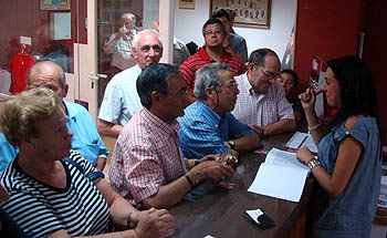 Primeras colas en la sede social del Granada Club de Fútbol Primeras colas en la sede social del Granada Club de Fútbol