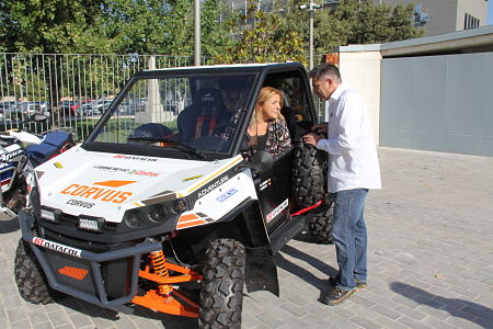 La Diputada de Deportes, Purificación López en uno de los coches que participará en la prueba (C. GUERRERO/DIPGRA)