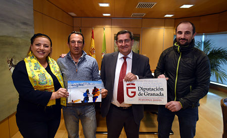 El Presidente de Diputación y la Diputada de Deportes junto a los alpinistas granadinos (J. GROSSO/DIPGRA)