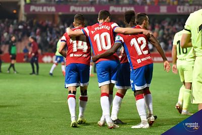 Los jugadores celebrando el último triunfo (BALDOMERO)