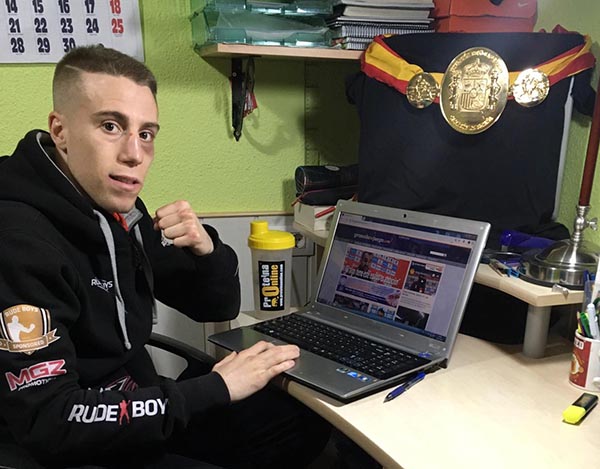 John Cárter echa un vistazo en su ordenador a nuestra web (GRJ)