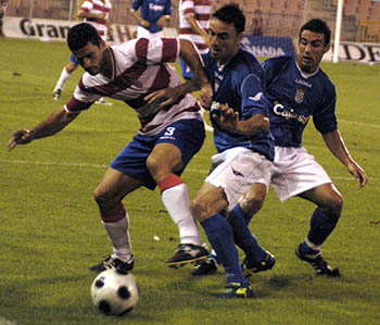 Rubén Párraga en una acción ante el Xerez (PACO AYALA) Rubén Párraga en una acción ante el Xerez (PACO AYALA)