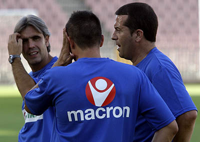 Miguel Ángel Álvarez Tomé junto a sus ayudantes en un entrenamiento (L. O.) Miguel Ángel Álvarez Tomé junto a sus ayudantes en un entrenamiento (L. O.)