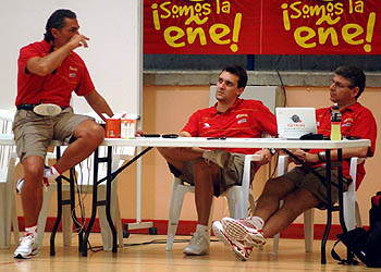 Alberto Pérez atiende a las instrucciones del seleccionador nacional Alberto Pérez atiende a las instrucciones del seleccionador nacional