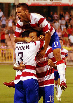 Los jugadores celebran el primer tanto (BALDO) Los jugadores celebran el primer tanto (BALDO)