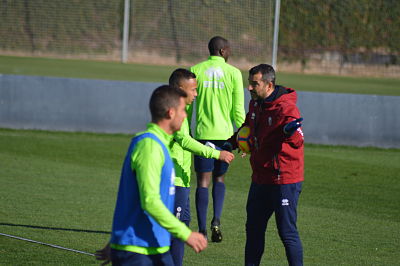 Diego da instrucciones durante un entrenamiento (GRJ) 