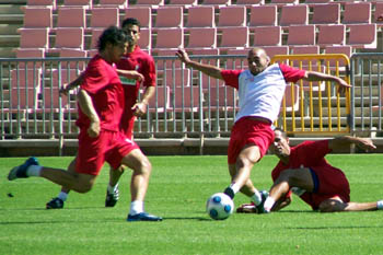 Óscar Pérez, con los suplentes, pelea por el balón (GRJ) Óscar Pérez, con los suplentes, pelea por el balón (GRJ)