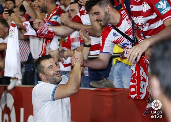 Diego Martínez felicitado por los aficionados en Mallorca (LA LIGA)