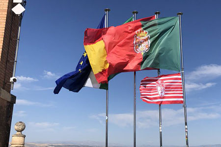 La bandera del Granada ondea en la Torre de la Vela (@ROCIO_DIAZJ)