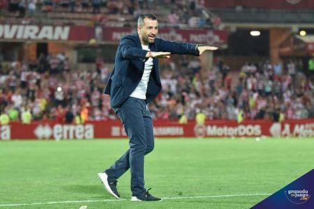 Diego Martínez da instrucciones durante el partido (JOSÉ M. BALDOMERO)