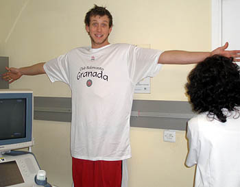 Joe Ingles durante el rutinario reconocimiento médico (CBG)