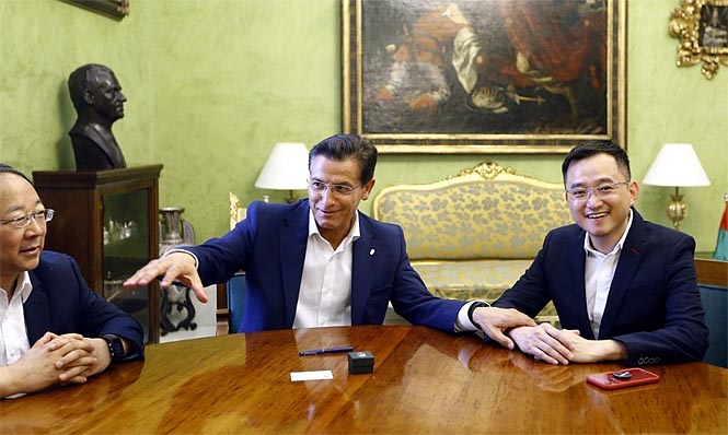 Luis Salvador junto a John Jiang en el Ayuntamiento de Granada (GRANADA CF)