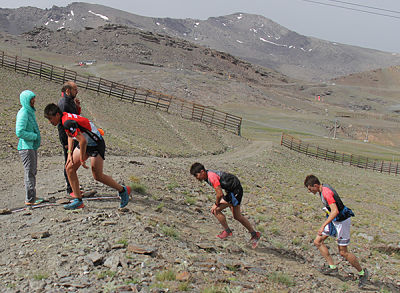 Corredores extenuados por la dureza de la prueba (CETURSA) Corredores extenuados por la dureza de la prueba (CETURSA)