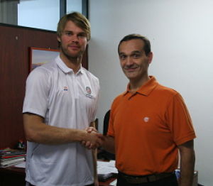 Jon Stefansson junto a Julián Aranda en la sede (CBG)