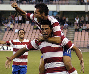 Tariq estrenó su cuenta goleadora ante el CD San Roque (AYALA)