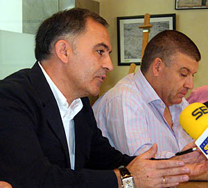 Santiago Pérez, alcalde de Guadix, en rueda de prensa
