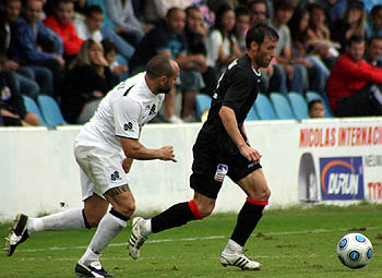 Javi García en una acción ante la AD Ceuta (LUIS F. RUIZ)