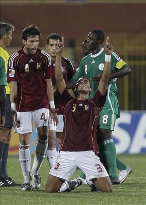 Ighalo (número 8) tras la jugada del gol de Venezuela