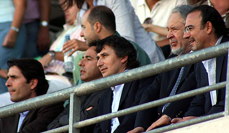 Giampaolo Pozzo, segundo por la derecha, en el palco de autoridades (LUIS F. RUIZ)