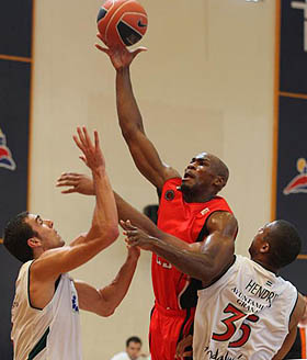 Powell intenta anotar ante Aguilar y Hendrix (L. O.)