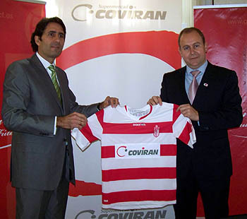 Ignacio Cuerva junto a Luis Osuna con la camiseta rojiblanca