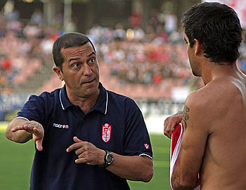 El técnico rojiblanco da instrucciones a Torrecilla (LUIS F. RUIZ)