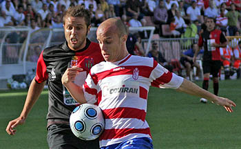 Javi Casares en una acción ante el Sangonera At. (LUIS F. RUIZ)