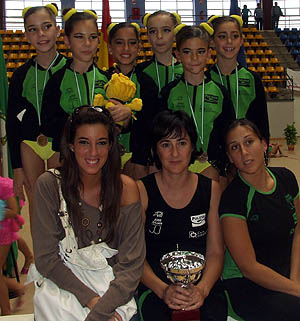Las gimnastas granadinas con sus entrenadoras (GRJ) Las gimnastas granadinas con sus entrenadoras (GRJ)