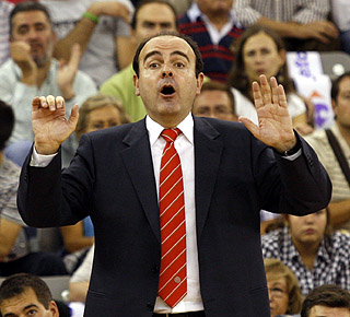 Trifón Poch dando instrucciones a sus jugadores (ACBMEDIA)