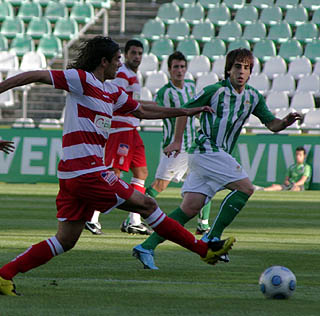 Granada en un acción ante el filial bético (LUIS F. RUIZ)