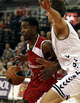 Jimmie Hunter presionado por un rival (ACBMEDIA)