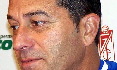 El entrenador del Granada CF durante su comparecencia ante la prensa (GRJ)