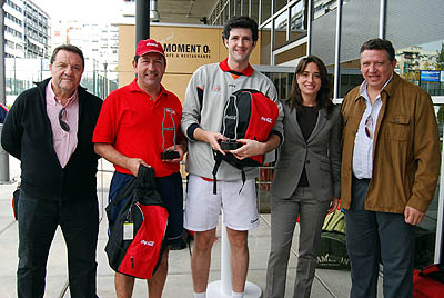 Helga García, directora del O2, y Juan Carlos Rodríguez, responsable de Marketing de Coca Cola, con los ganadores del torneo Helga García, directora del O2, y Juan Carlos Rodríguez, responsable de Marketing de Coca Cola, con los ganadores del torneo