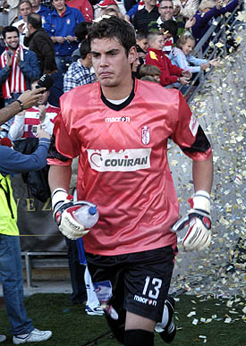 Raúl Fernández saltando al césped (PACO AYALA)