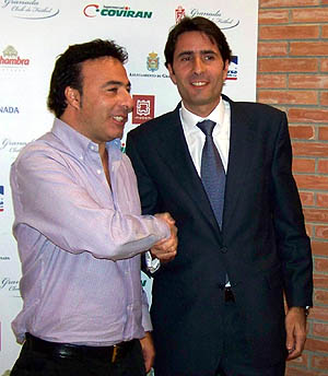 Quique Pina estrecha la mano de Ignacio Cuerva (GRJ)