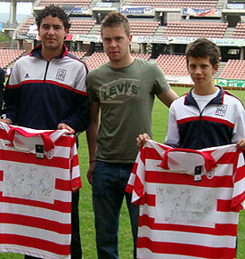 Vicente junto a varios alumnos (GRANADACF.ES)