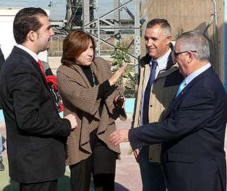 Sandra García junto al alcalde de Maracenda durante la visita Sandra García junto al alcalde de Maracenda durante la visita