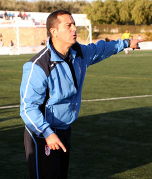Tomé dando instrucciones a sus jugadores durante el encuentro
