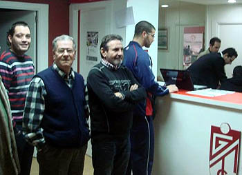 Aficionados del Granada CF ayer en la sede de Recogidas, 35 Aficionados del Granada CF ayer en la sede de Recogidas, 35