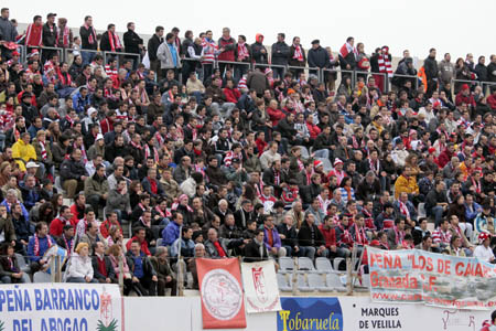 Aficionados del Granada CF en las gradas del estadio de La Victoria (DIARIO JAÉN) Aficionados del Granada CF en las gradas del estadio de La Victoria (DIARIO JAÉN)