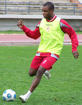Kitoko durante su primer entreno con el Granada CF Kitoko durante su primer entreno con el Granada CF
