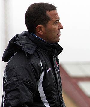 Tomé observa el juego del equipo desde la banda (LUIS RUIZ) Tomé observa el juego del equipo desde la banda (LUIS RUIZ)