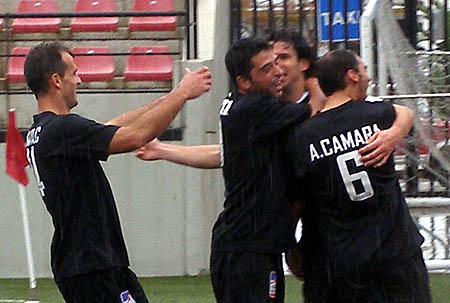 Los jugadores celebran el tanto de Diego Mainz (UNIONESTEPONA.COM) Los jugadores celebran el tanto de Diego Mainz (UNIONESTEPONA.COM)