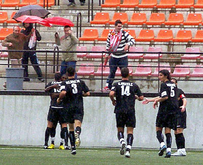 Los jugadores celebran un tanto con los aficionados (UNIONESTEPONA.COM) Los jugadores celebran un tanto con los aficionados (UNIONESTEPONA.COM)