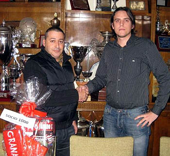 Antonio José López, socio número mil, junto a Juande Ruiz Antonio José López, socio número mil, junto a Juande Ruiz