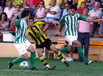 Una acción del encuentro disputado por el San Roque ante el Betis B