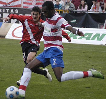 Allan Nyom en una acción ante el Sevilla Atlético (PACO AYALA)