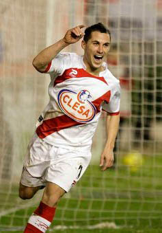 Collantes celebrando un tanto con el Rayo 