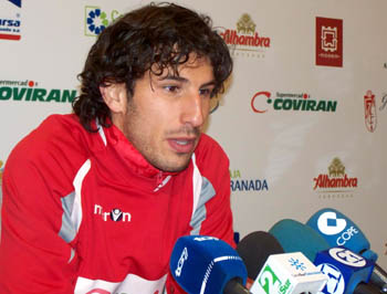 Diego Mainz frente a los micrófonos en la sala de prensa (GRJ)